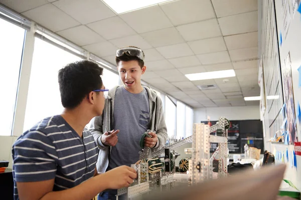 Två Manliga Högskolestudenter Bygga Maskin Science Robotics Eller Ingenjörs Klass — Stockfoto