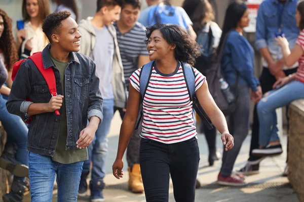Gülümseyen Erkek Kız Üniversite Öğrencilerinin Okul Binası Dışında Yürüyüş Sohbet — Stok fotoğraf