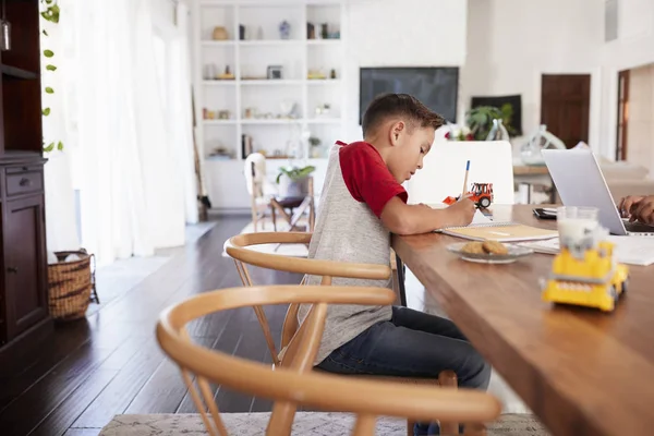 Menino Pré Adolescente Fazendo Lição Casa Sentado Mesa Sala Jantar — Fotografia de Stock