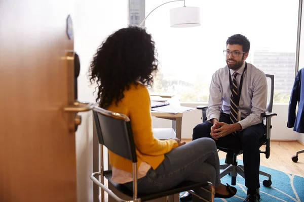 Mujer Teniendo Consulta Con Médico Masculino Visto Través Puerta Oficina — Foto de Stock