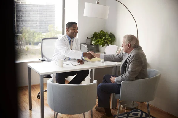 Seniorchef Wird Bei Besuch Krankenhaus Von Arzt Mit Handschlag Begrüßt — Stockfoto