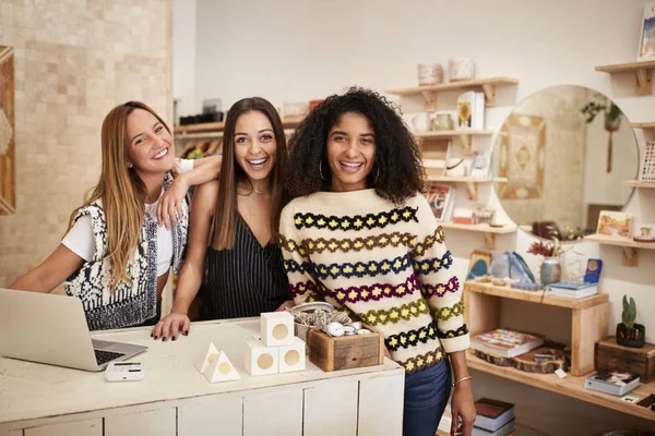 Retrato Tres Propietarias Femeninas Ropa Tienda Regalos Detrás Del Mostrador —  Fotos de Stock