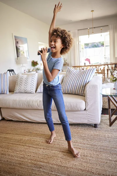 Pre Adolescente Chica Bailando Cantando Sala Estar Casa Utilizando Teléfono — Foto de Stock