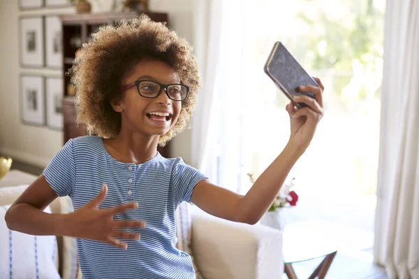 Pre Teen Girl Filma Sig Själv Sjunga Med Hjälp Social — Stockfoto