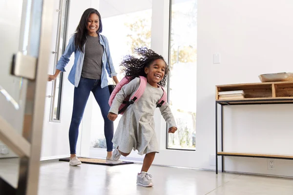 Madre Recogiendo Llevando Hija Casa Después Escuela —  Fotos de Stock