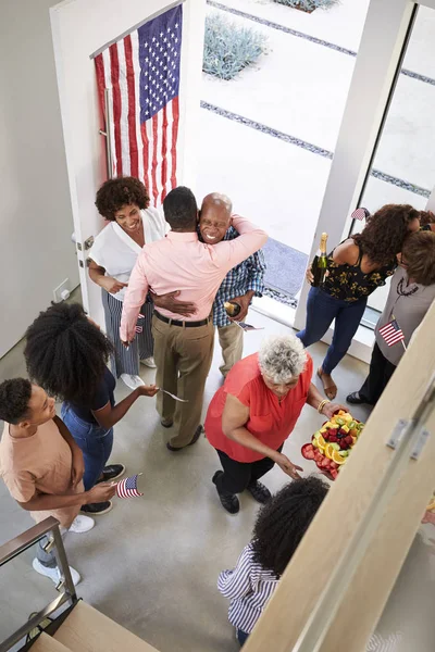 Familia Negra Llegando Para Una Fiesta Casa Del Día Independencia — Foto de Stock