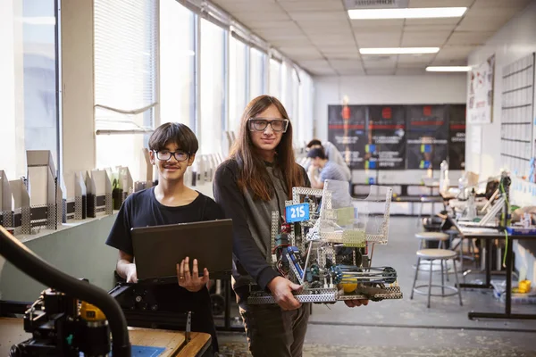 Ritratto Studenti Universitari Maschi Con Computer Controllato Rig Nella Scienza — Foto Stock