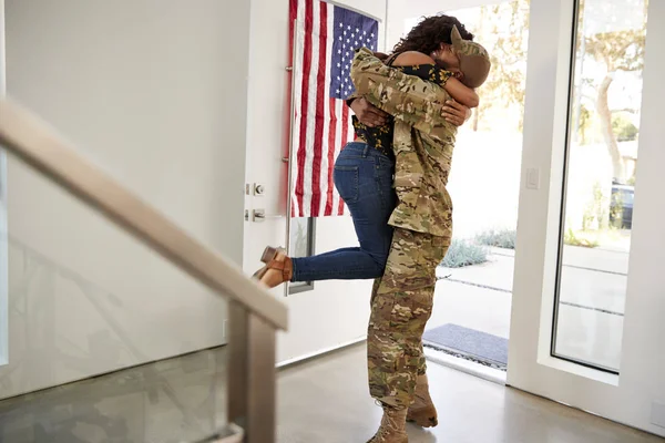 Powracający Tysiąclecia Czarny Żołnierz Podnoszący Żonę Stóp Ich Domu Widok — Zdjęcie stockowe