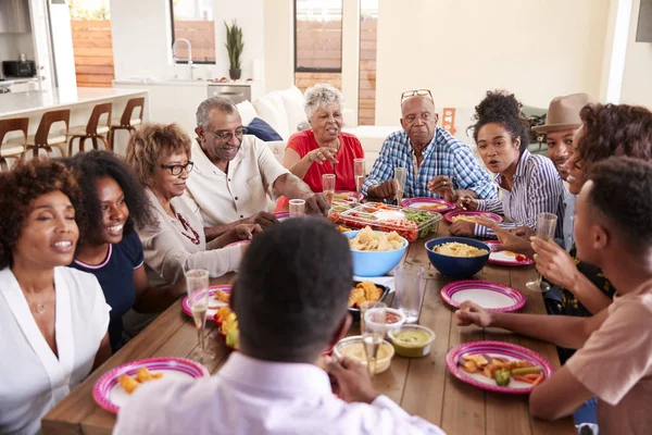 Drie Generatie Zwarte Familie Zittend Aan Tafel Samen Vieren — Stockfoto