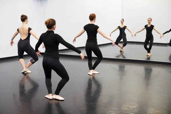 舞台芸術学校の女子学生が鏡に映るダンススタジオでバレエのリハーサル — ストック写真
