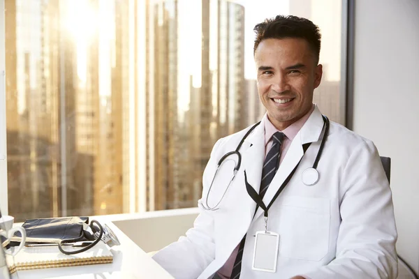 Retrato Sorrir Médico Masculino Vestindo Casaco Branco Com Estetoscópio Escritório — Fotografia de Stock