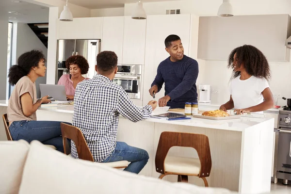 Glückliche Schwarze Familie Auf Ihrer Kücheninsel Plaudert Und Bereitet Gemeinsam — Stockfoto