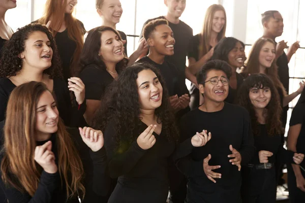 舞台芸術学校で合唱で歌う男女の学生 — ストック写真