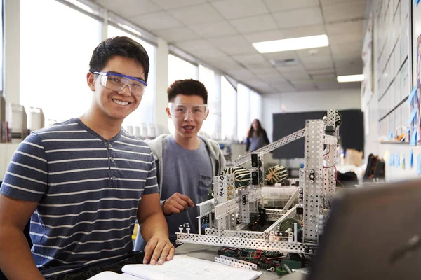 Retrato Dois Estudantes Masculinos Faculdade Que Constroem Máquina Classe Robótica — Fotografia de Stock