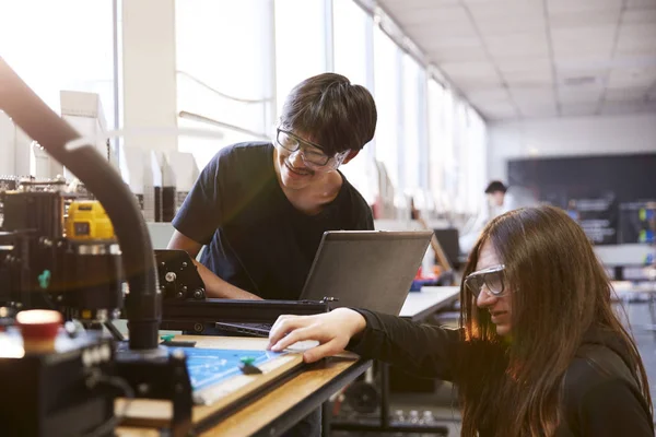 2人の男子大学生が科学ロボティクスや工学の授業でコンピュータ制御リグに取り組む — ストック写真