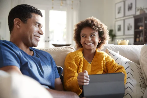 Close Van Vader Dochter Zittend Bank Woonkamer Glimlachend Elkaar Selectieve — Stockfoto