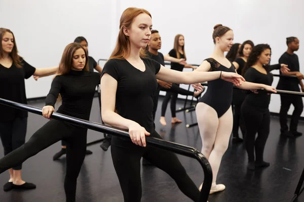 Estudiantes Masculinos Femeninos Escuela Artes Escénicas Ensayando Ballet Estudio Danza — Foto de Stock