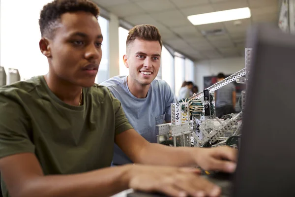 Két Férfi Egyetemi Hallgatók Building Machine Science Robotics Vagy Mérnöki — Stock Fotó