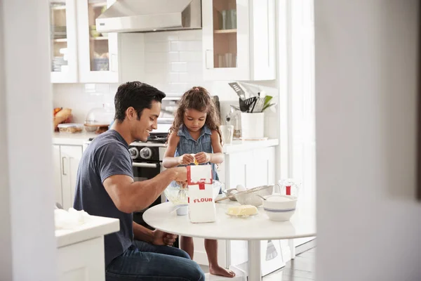 Mutfak Masasında Duran Genç Kız Babasıyla Pasta Karışımı Hazırlıyor — Stok fotoğraf