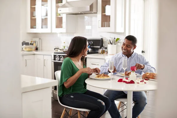 Mediana Edad Mixta Pareja Comiendo Una Comida Romántica Juntos Cocina —  Fotos de Stock