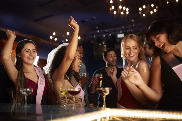Csoport Táncoló Női Barátok Ünneplő Menyasszony Tyúk Fél Bar — Stock Fotó