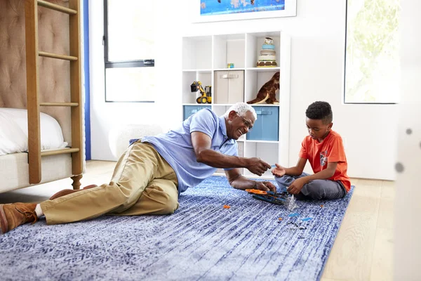 Avô Com Neto Deitado Tapete Casa Construindo Modelo Robótico Juntos — Fotografia de Stock