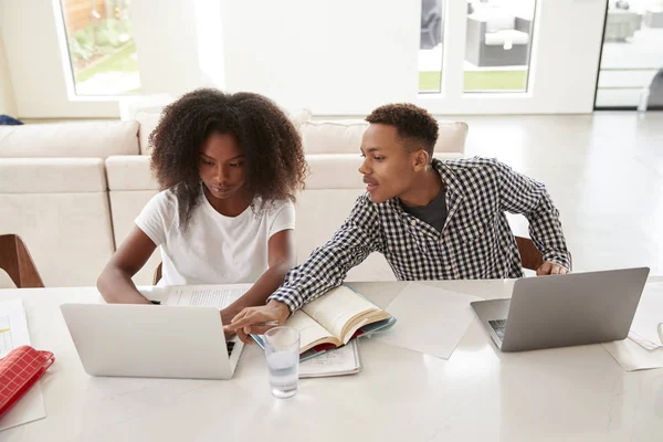 Adolescente Ayudando Hermana Menor Con Tarea Ambos Usando Computadoras Portátiles — Foto de Stock