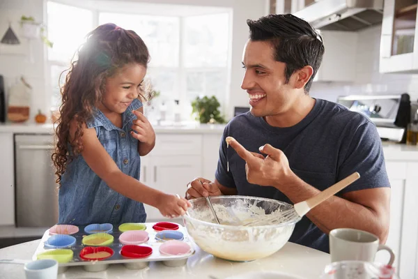 Jovencita Pie Mesa Cocina Haciendo Pasteles Con Padre Degustando Mezcla —  Fotos de Stock