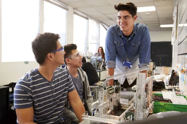 Profesor Con Dos Estudiantes Universitarios Varones Que Construyen Máquina Robótica — Foto de Stock