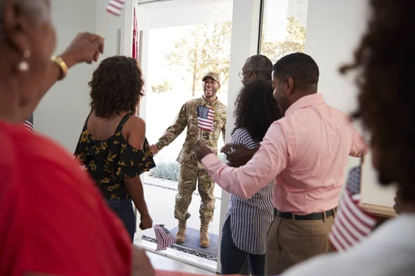 Joven Soldado Negro Regresando Casa Una Fiesta Familiar Sorpresa Enfoque — Foto de Stock