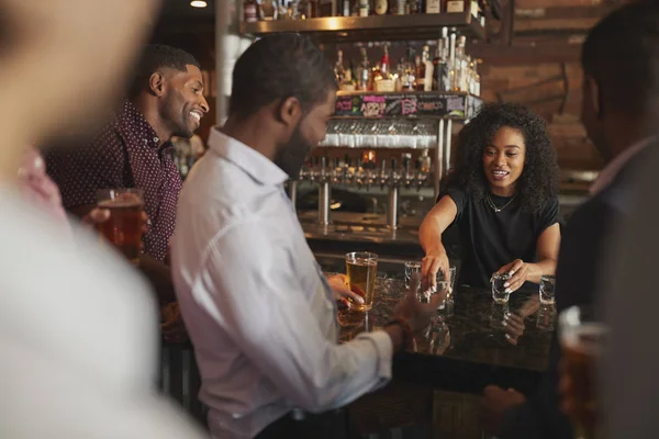 Barmeid Serveren Shots Aan Groep Mannelijke Vrienden Avondje Uit Bar — Stockfoto