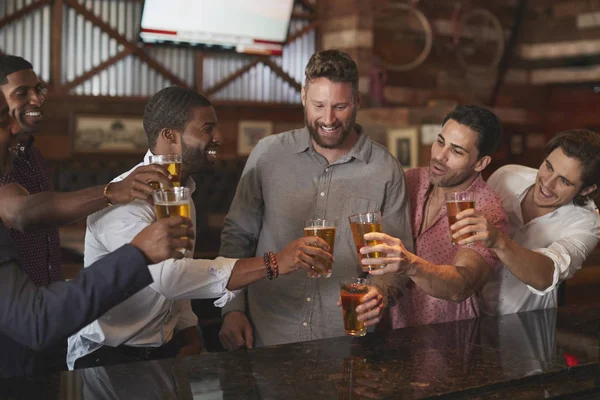 Grupo Amigos Masculinos Noche Para Despedida Soltero Bar Haciendo Tostadas —  Fotos de Stock