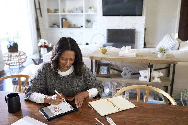 Vista Elevada Mujer Mestiza Mediana Edad Sentada Una Mesa Comedor — Foto de Stock