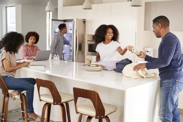 Černá Rodina Vybalují Potraviny Tráví Čas Své Kuchyni Pohromadě — Stock fotografie
