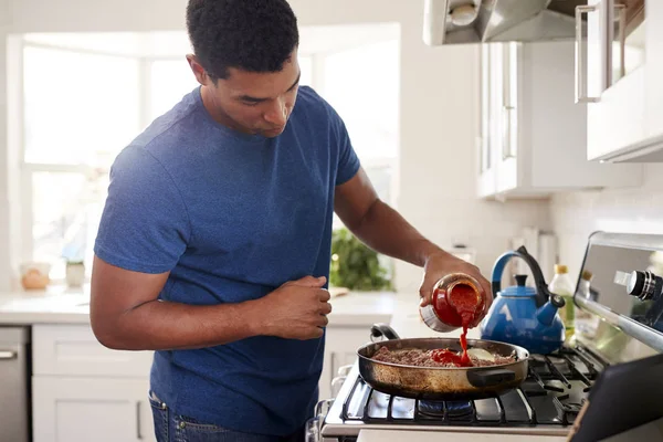 Joven Adulto Negro Pie Cocina Cocinando Placa Añadiendo Una Salsa —  Fotos de Stock