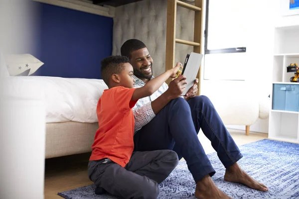 Vader Met Zoon Zittend Slaapkamer Spelen Spel Digitale Tablet Samen — Stockfoto