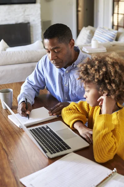 Vista Elevada Niña Preadolescente Sentada Una Mesa Comedor Trabajando Con — Foto de Stock