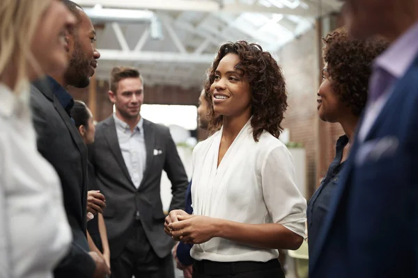 Equipo Negocios Pie Teniendo Reunión Informal Oficina Moderna — Foto de Stock