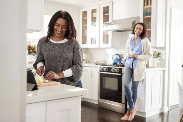 Mulher Meia Idade Uma Bancada Cozinha Preparando Comida Sua Filha — Fotografia de Stock