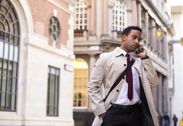 千禧年黑人商人站在伦敦的一条街上 用他的电话 低角度交谈 — 图库照片