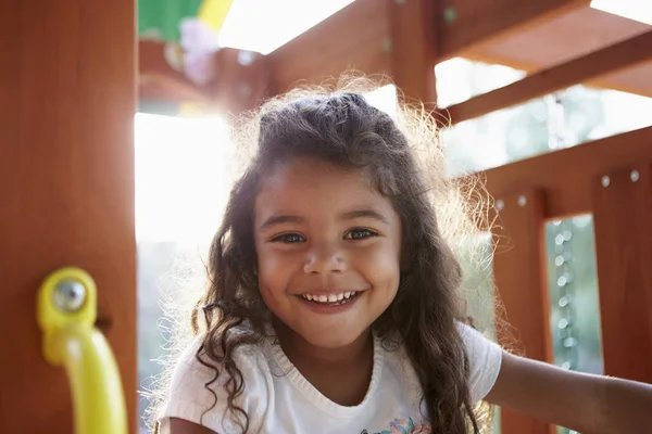 Jovem Menina Hispânica Jogando Uma Moldura Escalada Playground Sorrindo Para — Fotografia de Stock