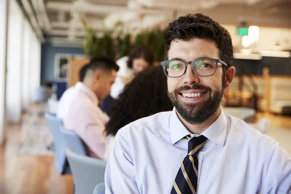 Portrait Homme Affaires Dans Bureau Moderne Avec Des Collègues Réunissant — Photo