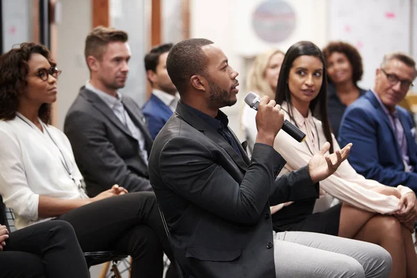 Gruppe Von Geschäftsleuten Und Geschäftsfrauen Applaudiert Präsentation Auf Der Konferenz — Stockfoto