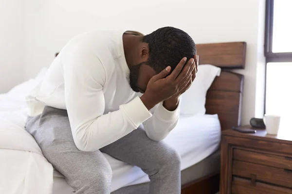Depresif Adam Evde Elinde Baş Ile Yatağın Kenarında Oturan Mutsuz — Stok fotoğraf