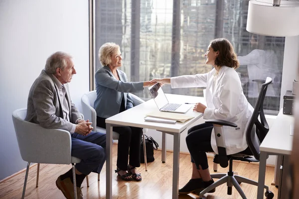 Coppia Anziana Accolta Dal Medico Femminile Con Stretta Mano Visita — Foto Stock