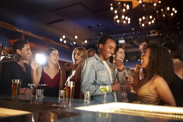 Grupp Par Med Vänner Dricker Bar Tillsammans — Stockfoto