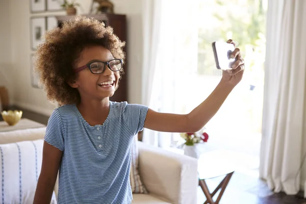 Pre Teen Girl Tar Selfie Foto Stående Vardagsrummet Skrattar Närbild — Stockfoto
