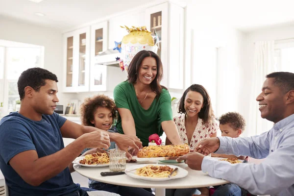 Familia Mixta Tres Generaciones Sentadas Juntas Mesa Cocina Con Abuela —  Fotos de Stock