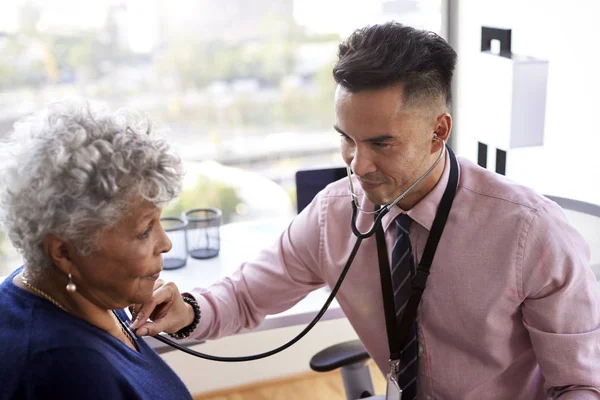 Arzt Büro Hört Seniorin Mit Stethoskop Auf Brust — Stockfoto