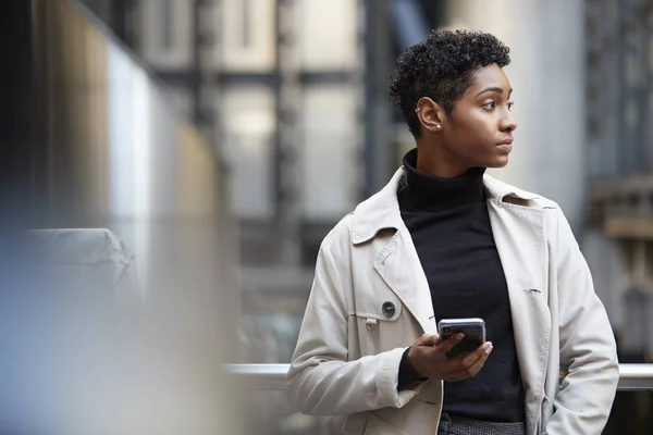 Genç Siyahi Kadını Elinde Akıllı Telefonuyla Şehirde Duruyor Yaklaş Seçici — Stok fotoğraf